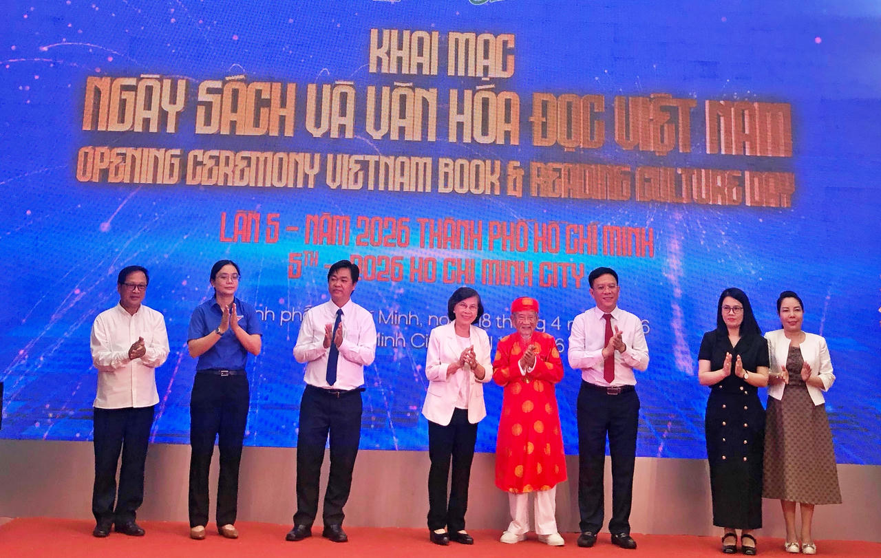 Các đại biểu thực hiện nghi thức khai mạc Ngày sách và văn hóa đọc Việt Nam năm 2026 tại TP HCM.