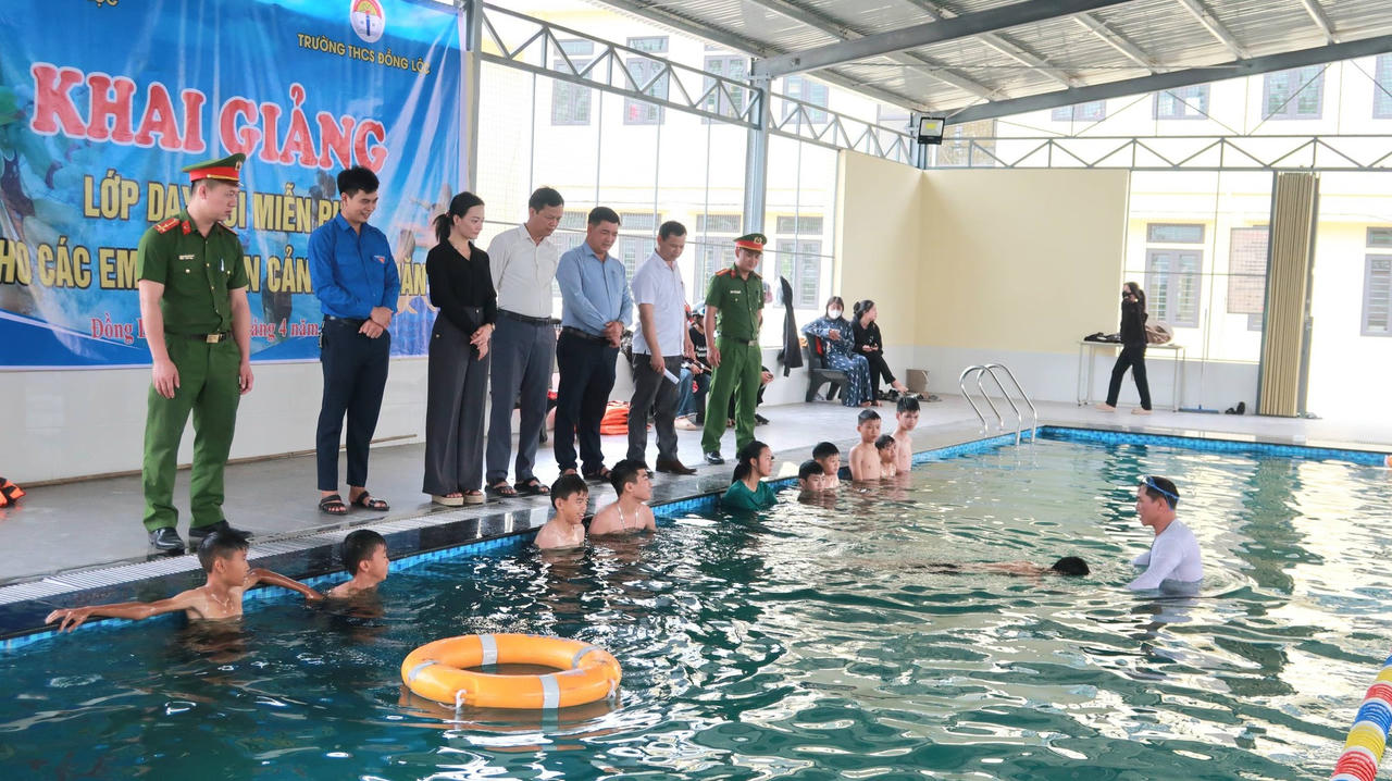 Mở lớp dạy bơi miễn phí cho học sinh khó khăn