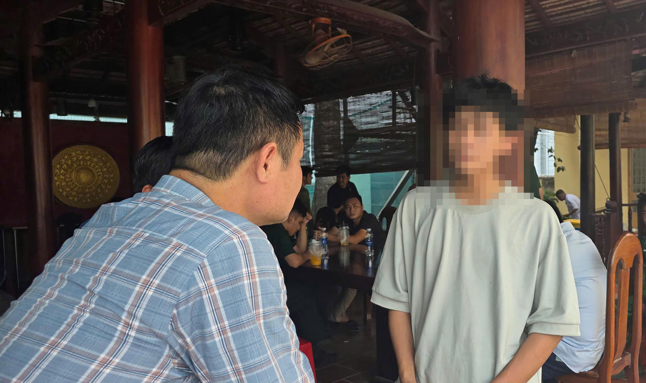 Em N.C.T (trú tại tỉnh Đồng Nai) kể về quá trình bị bạo hành khi lao động trái phép bên Campuchia. Ảnh: Tuấn Anh