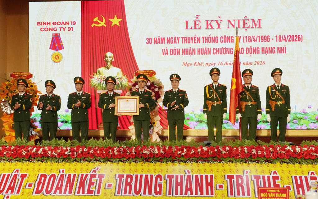 Công ty 91 (Binh đoàn 19) đón nhận Huân chương Lao động hạng Nhì