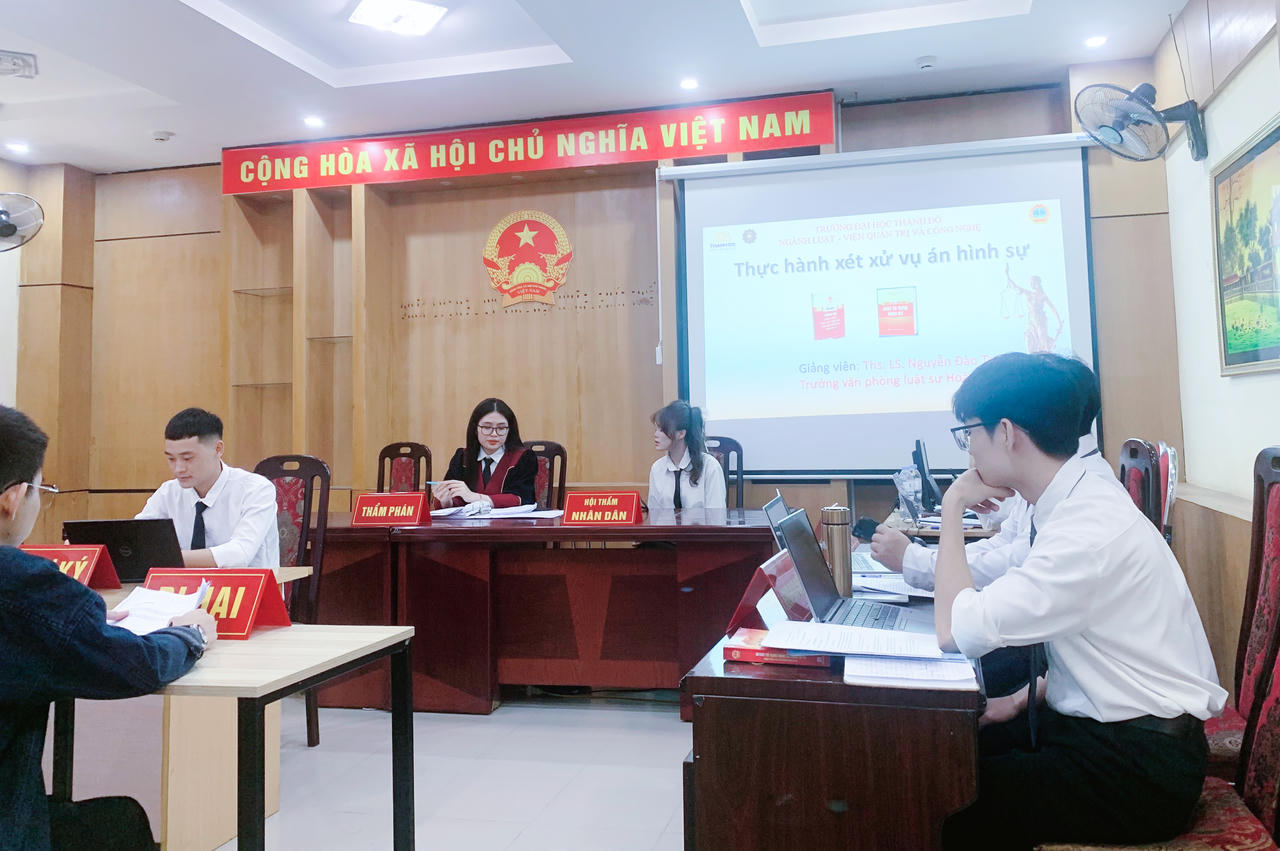 Sinh viên ngành Luật – Trường Đại học Thành Đô rèn luyện kỹ năng xử lý tình huống trong phiên tòa giả định