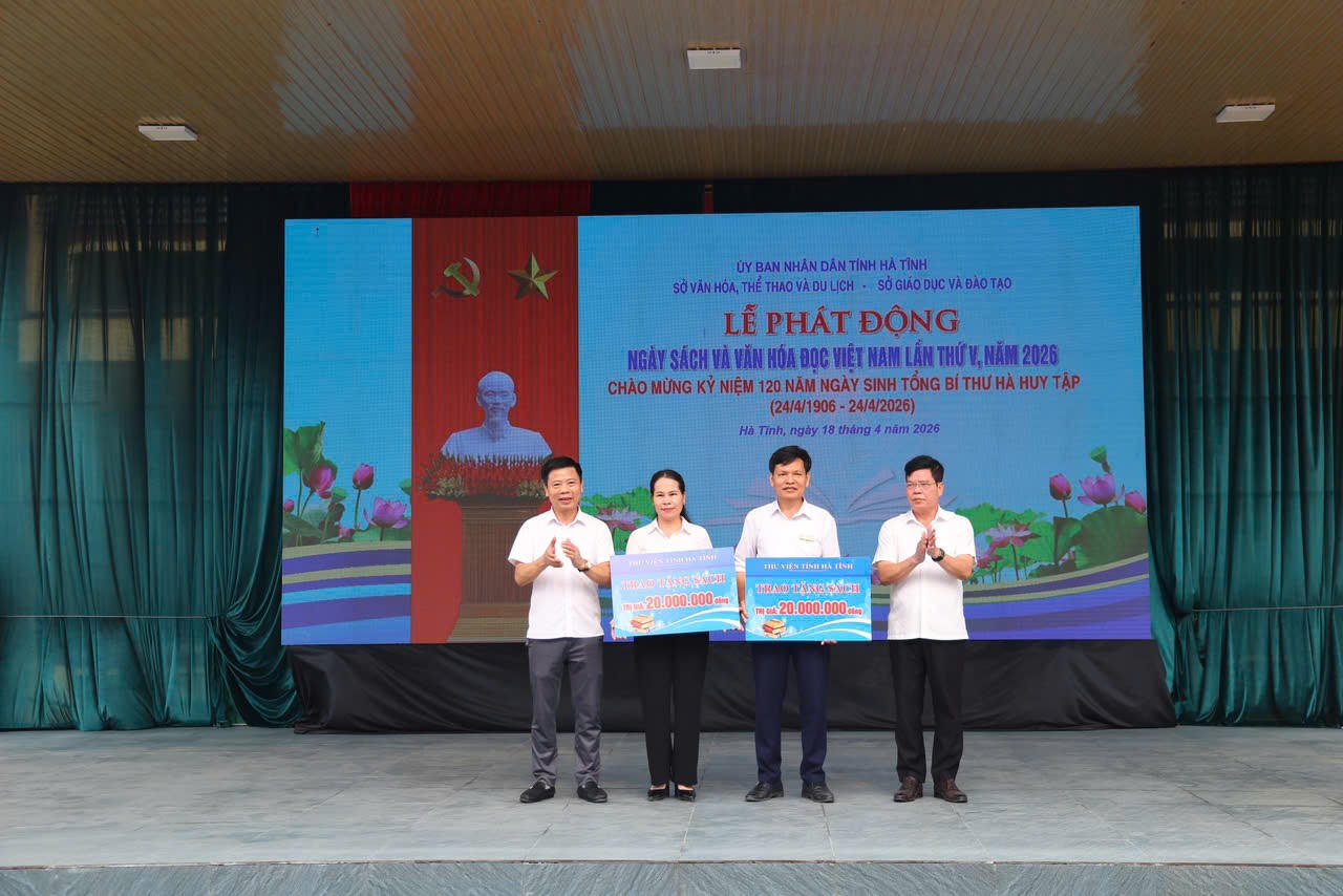 Trao tặng gần 500 đầu sách cho một số trường học trên địa bàn Hà Tĩnh.