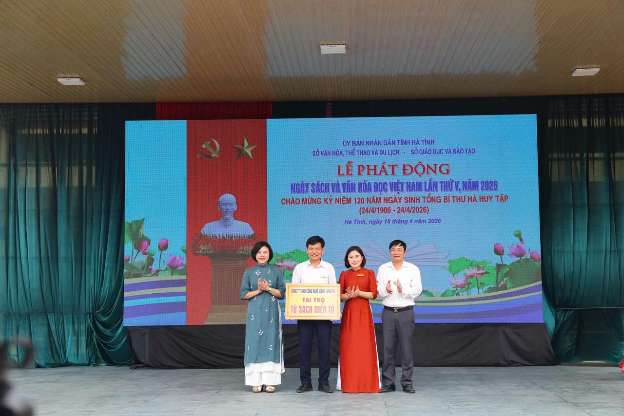 Ban tổ chức trao tặng tủ sách điện tử cho Trường THPT Hà Huy Tập.