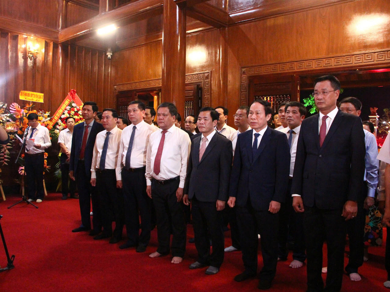 Phó Thủ tướng Chính phủ Lê Tiến Châu cùng Đoàn công tác Trung ương và lãnh đạo các địa phương dâng hương tri ân tại Di tích quốc gia đặc biệt Bến phà Gianh.