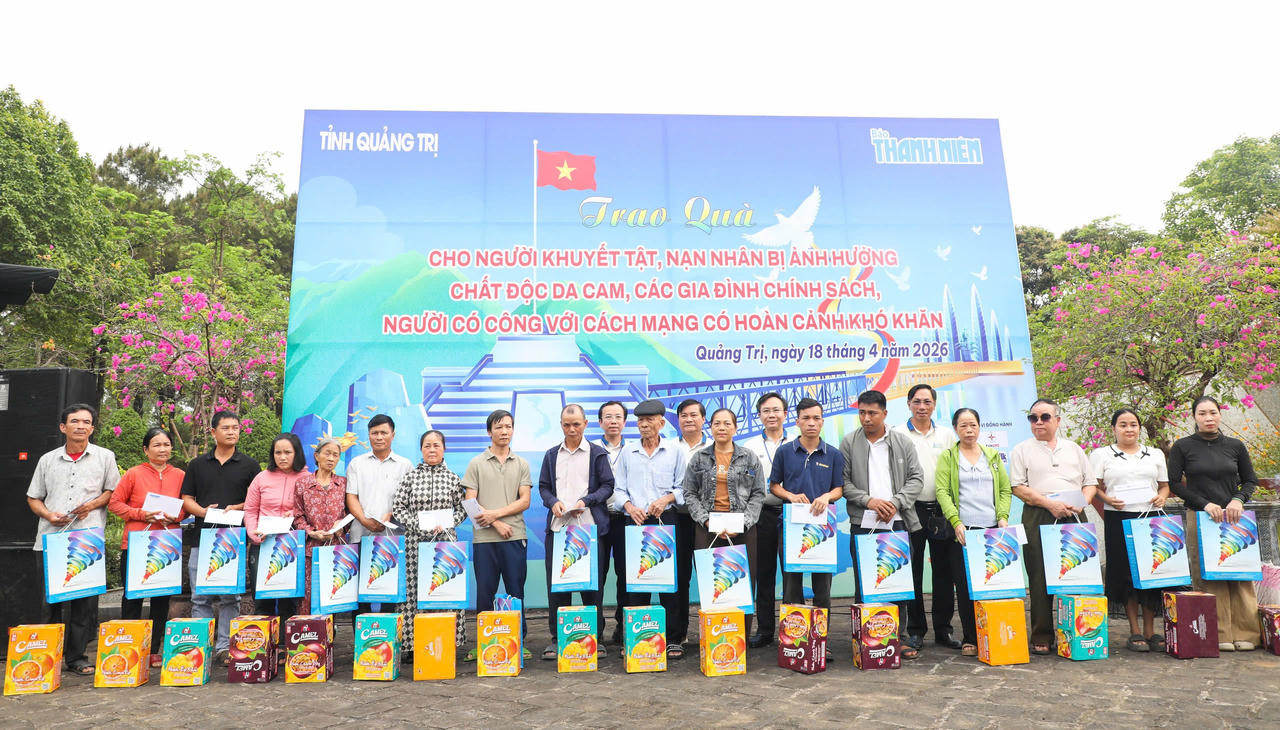 Ban tổ chức trao quà cho các hộ gia đình có hoàn cảnh khó khăn trên địa bàn.