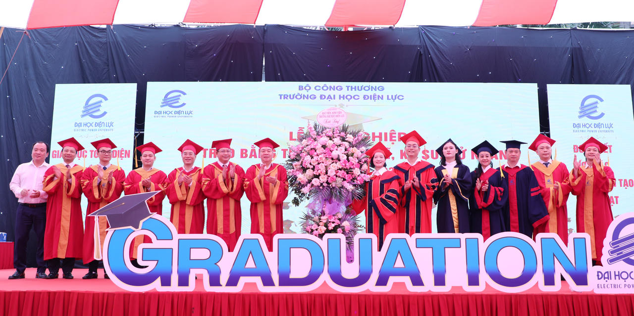 Trường Đại học Điện lực trao bằng tốt nghiệp cho gần 1.500 tân khoa