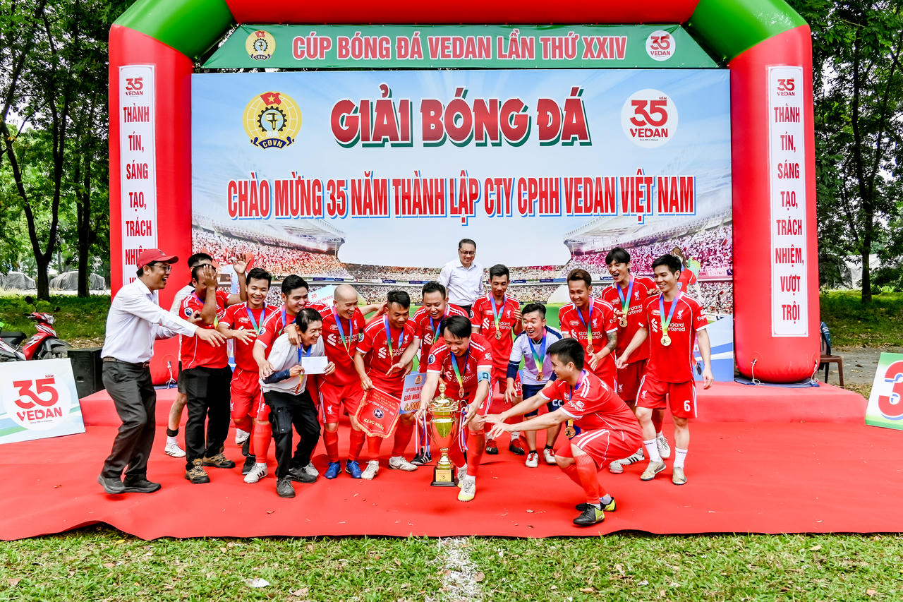 Liên quân hành chính ăn mừng giải vô địch.