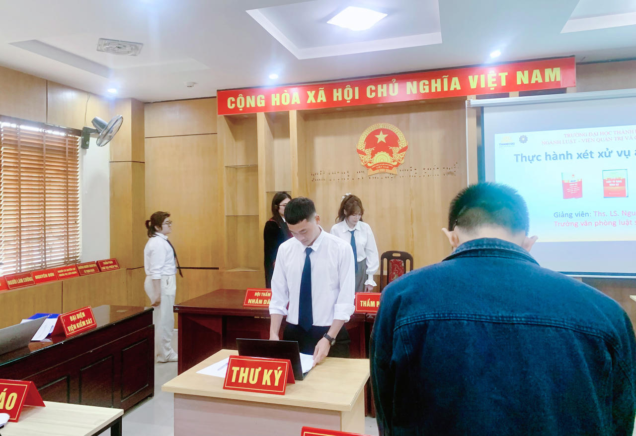 Sinh viên ngành Luật – Trường Đại học Thành Đô rèn luyện kỹ năng xử lý tình huống trong phiên tòa giả định
