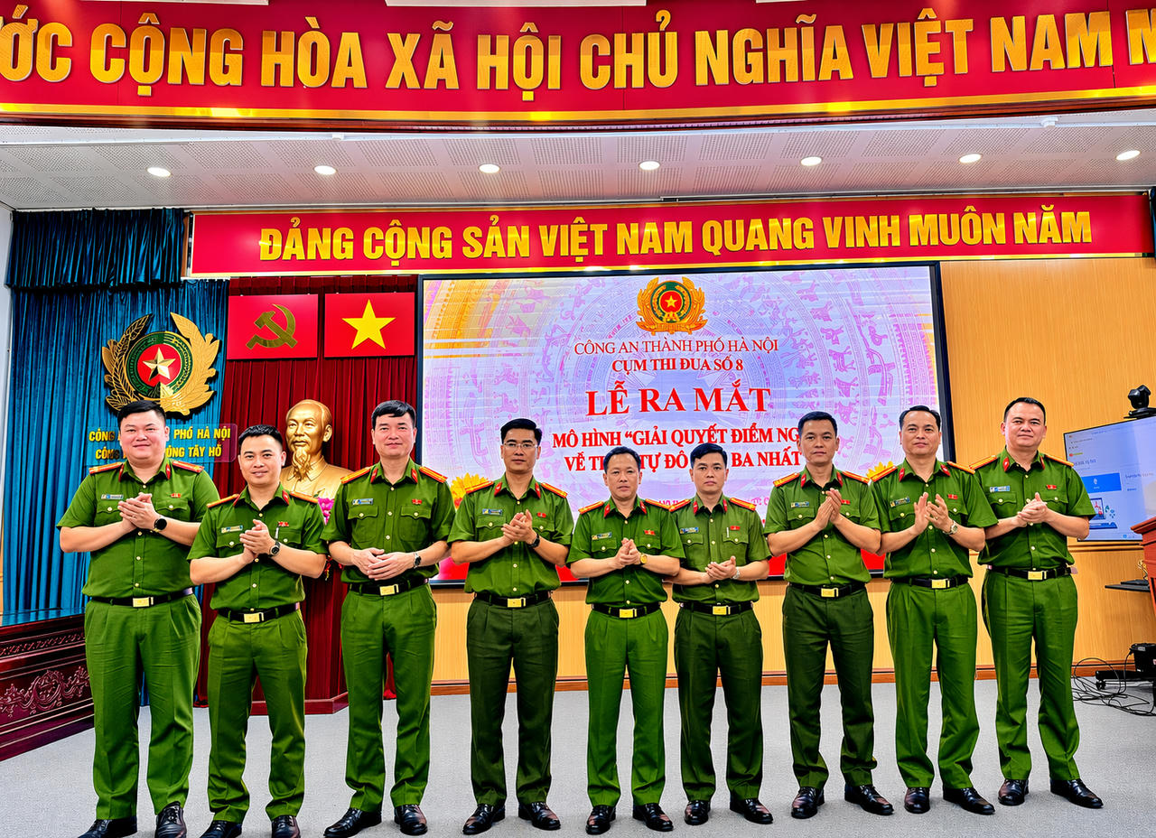 Lãnh đạo Công an các phường thuộc Cụm thi đua số 8 tham dự Lễ ra mắt mô hình “Giải quyết điểm nghẽn về trật tự đô thị Ba Nhất”, thể hiện quyết tâm cao trong lập lại kỷ cương và văn minh đô thị.