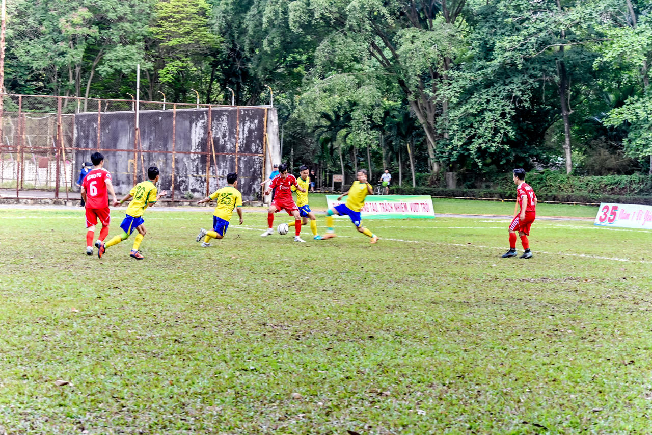 2 đội chiến đấu quyết liệt trong trận chung kết.