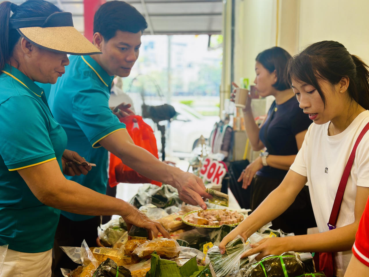 Hàng trăm sản phẩm được giới thiệu tại Phiên chợ Nông sản Hà Nội 2026