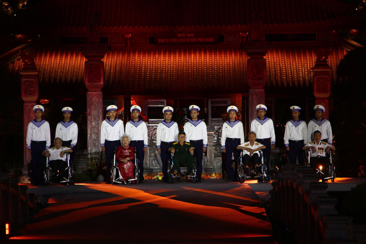 Những nhân chứng của một thời lửa đạn hiện diện trong chương trình, lặng lẽ mà thiêng liêng, gợi nhớ ký ức hào hùng trên dòng Gianh lịch sử.