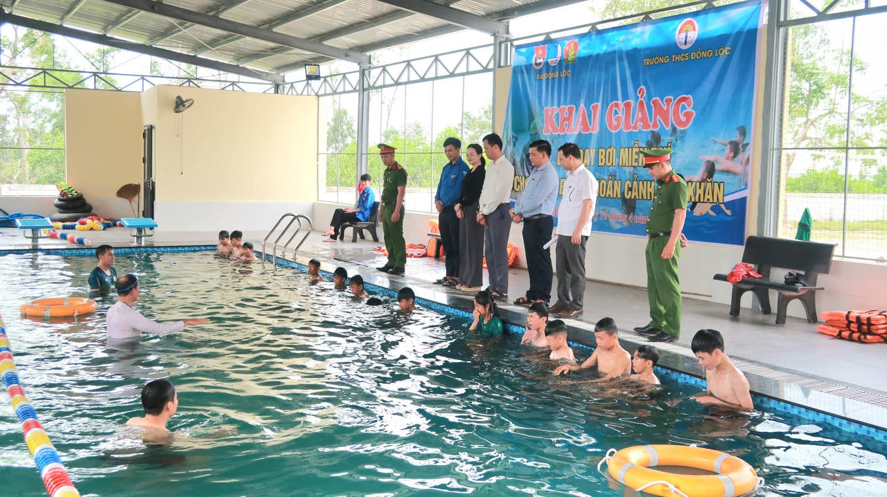Lớp học nhằm&nbsp;trang bị kiến thức an toàn dưới nước một cách toàn diện cho học sinh.