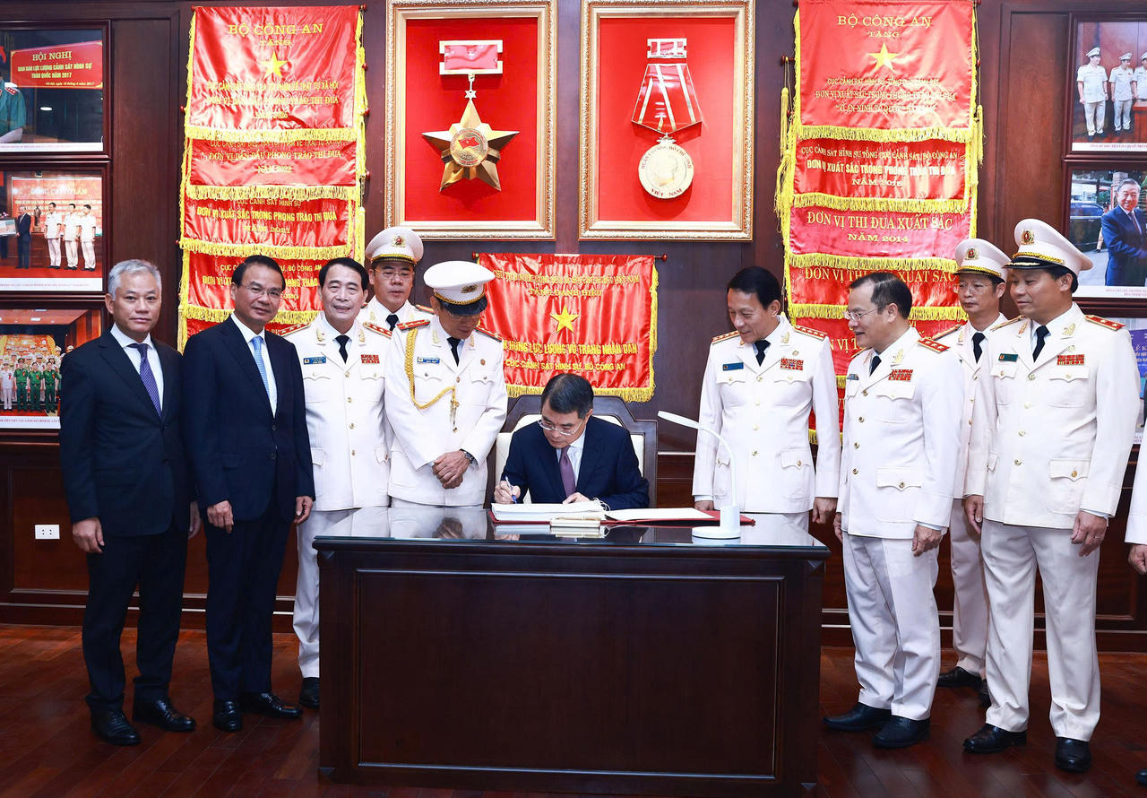 Thủ tướng Lê Minh Hưng viết Sổ vàng truyền thống của Cục Cảnh sát hình sự.