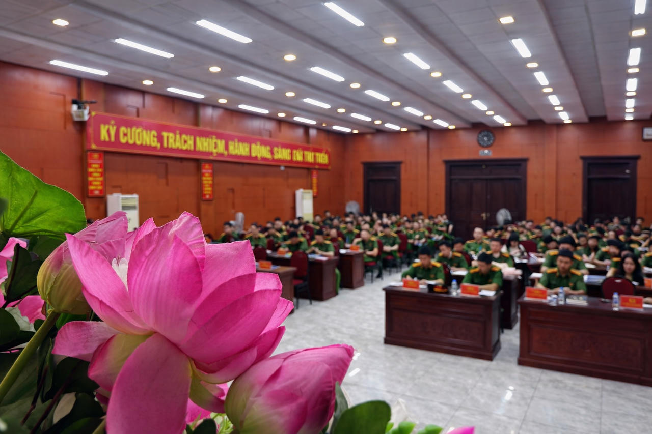 Lễ kỷ niệm 80 năm Ngày truyền thống 3 lực lượng tại Công an phường Tây Hồ với sự tham dự đông đảo cán bộ, chiến sĩ.