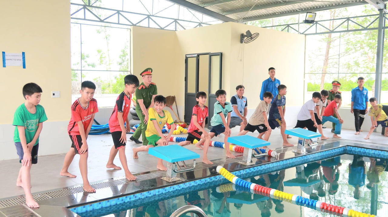 Mở lớp dạy bơi miễn phí cho học sinh khó khăn