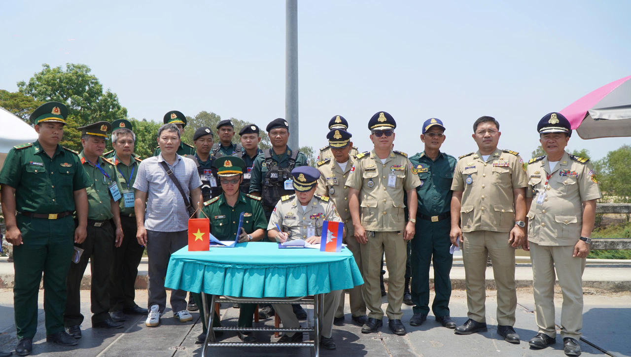 Tiến hành làm thủ tục tiếp nhận 226 công dân Việt Nam do phía Campuchia trao trả.