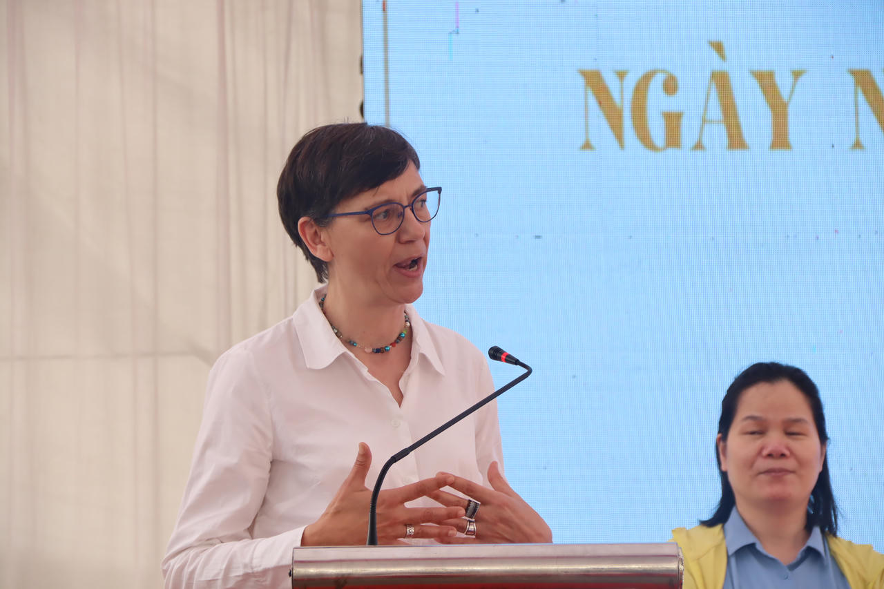 Bà Majbritt Boge Ronald – Trưởng phòng hợp tác quốc tế tổ chức DHF chia sẻ tại buổi lễ.