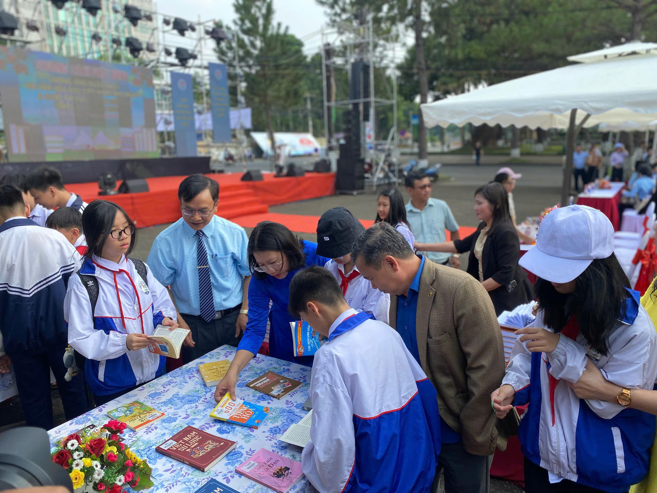 Các em học sinh và du khách tham quan gian hàng trưng bày trong khuôn khổ Ngày Sách và Văn hóa đọc Việt Nam lần thứ V năm 2026.