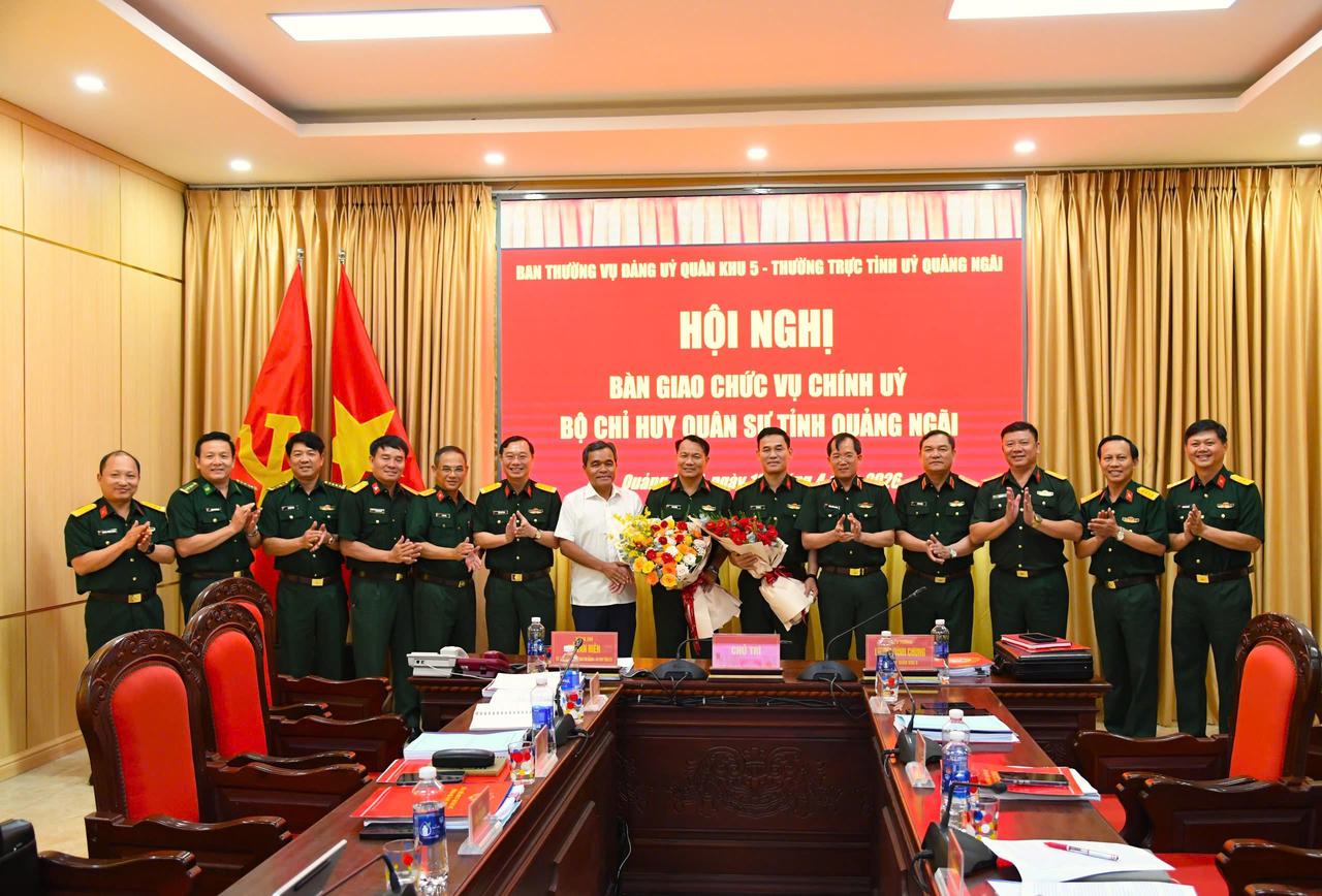 Ban Thường vụ Đảng ủy Quân khu 5 phối hợp với Thường trực Tỉnh ủy Quảng Ngãi tổ chức Hội nghị bàn giao chức vụ Phó Bí thư Thường trực Đảng ủy, Chính ủy Bộ CHQS tỉnh.