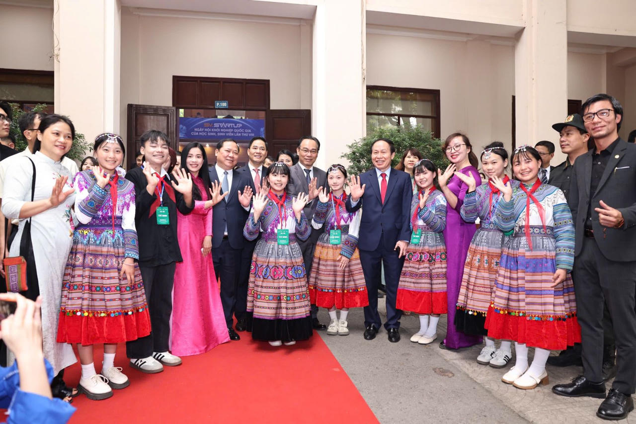 Phó Thủ tướng Chính phủ Lê Tiến Châu, Bộ trưởng Hoàng Minh Sơn chụp ảnh cùng các em học sinh, sinh viên tham gia Ngày hội Khởi nghiệp Quốc gia HSSV lần thứ VIII.