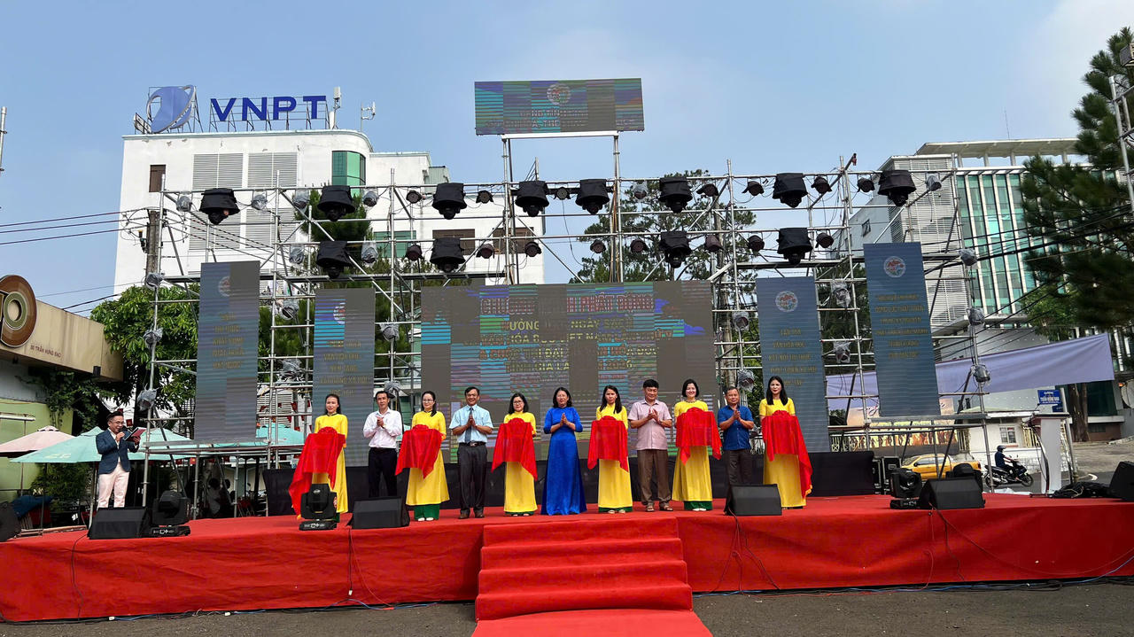 Đại biểu cắt băng khai mạc&nbsp;Ngày Sách và Văn hóa đọc Việt Nam lần thứ V&nbsp;và Cuộc thi Đại sứ Văn hóa đọc tỉnh Gia Lai năm 2026.