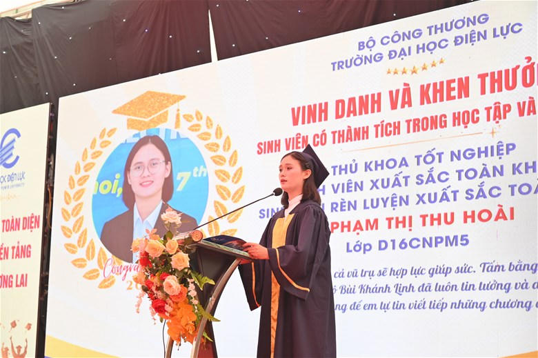 Tân khoa Phạm Thị Thu Hoài, tân Kỹ sư khóa D16, Thủ khoa tốt nghiệp bày tỏ lời tri ân sâu sắc tới Ban Giám hiệu và toàn thể thầy cô giáo