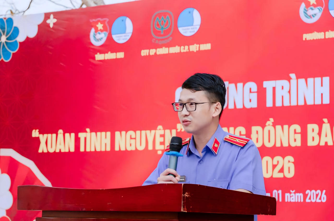 Ông Lê Trần Minh Hoài - KSV, Bí thư Đoàn cơ sở Viện KSND tỉnh Đồng Nai tuyên truyền, phổ biến Nghị quyết số 205/2025/QH15 đến người dân.