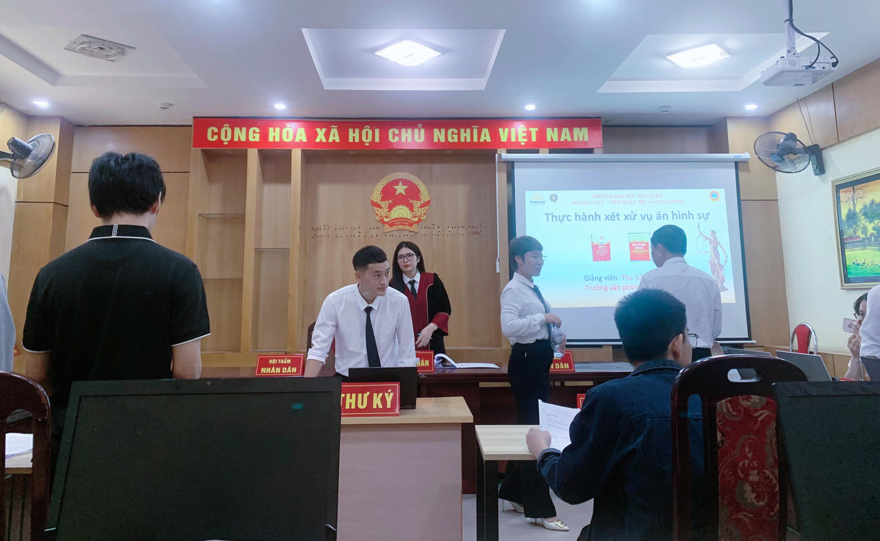 Sinh viên ngành Luật – Trường Đại học Thành Đô rèn luyện kỹ năng xử lý tình huống trong phiên tòa giả định
