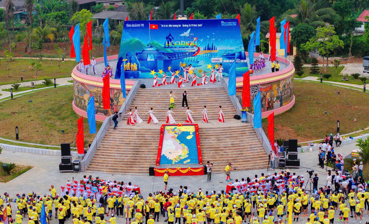 Lễ khai mạc “Ngày hội đạp xe vì hòa bình” năm 2026 được tổ chức tại Di tích quốc gia đặc biệt Đôi bờ Hiền Lương - Bến Hải, thu hút đông đảo vận động viên, người dân và du khách tham gia.