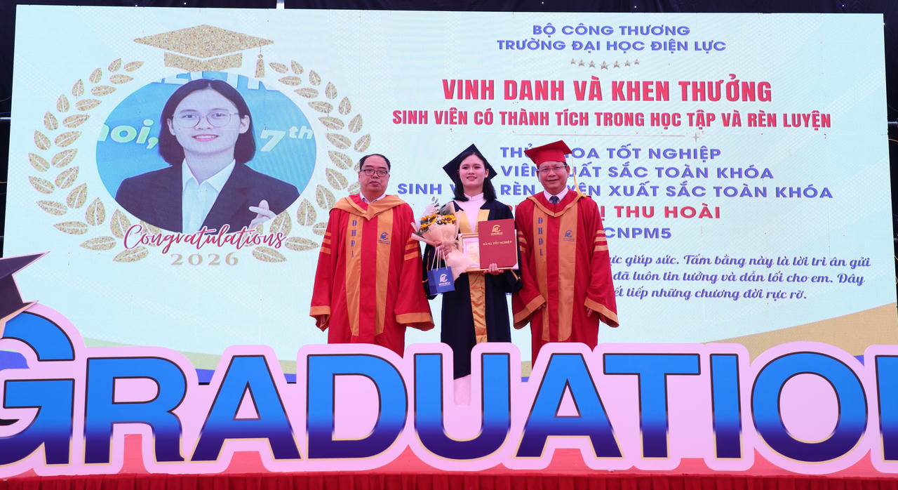 Hiệu trưởng Trường Đại học Điện lực, PGS.TS Đinh Văn Châu và lãnh đạo khoa trao Thủ khoa tốt nghiệp sinh viên xuất sắc toàn khóa cho tân kỹ sư Phạm Thị Thu Hoài