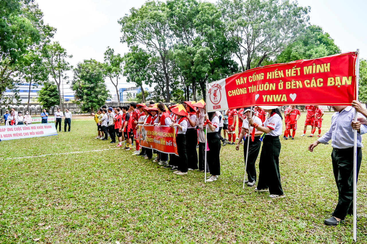 Giải đấu nhận được sự cổ động đông đảo từ nhân viên các phòng ban.