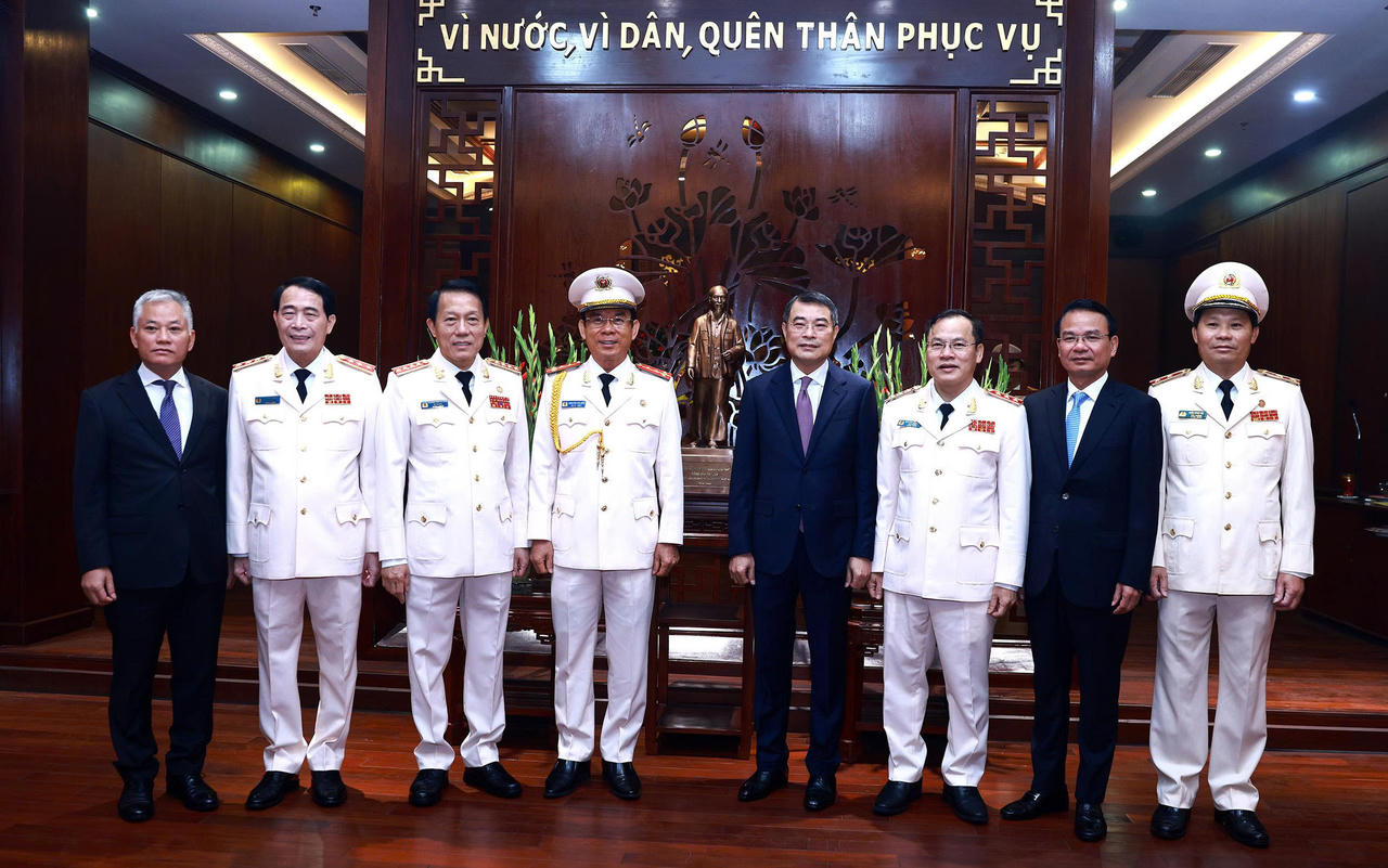 Thủ tướng Lê Minh Hưng chụp ảnh lưu niệm với đại biểu khách mời, các đồng chí lãnh đạo Bộ Công an, đại diện lãnh đạo Cục Cảnh sát hình sự tại Phòng truyền thống Cục Cảnh sát hình sự.