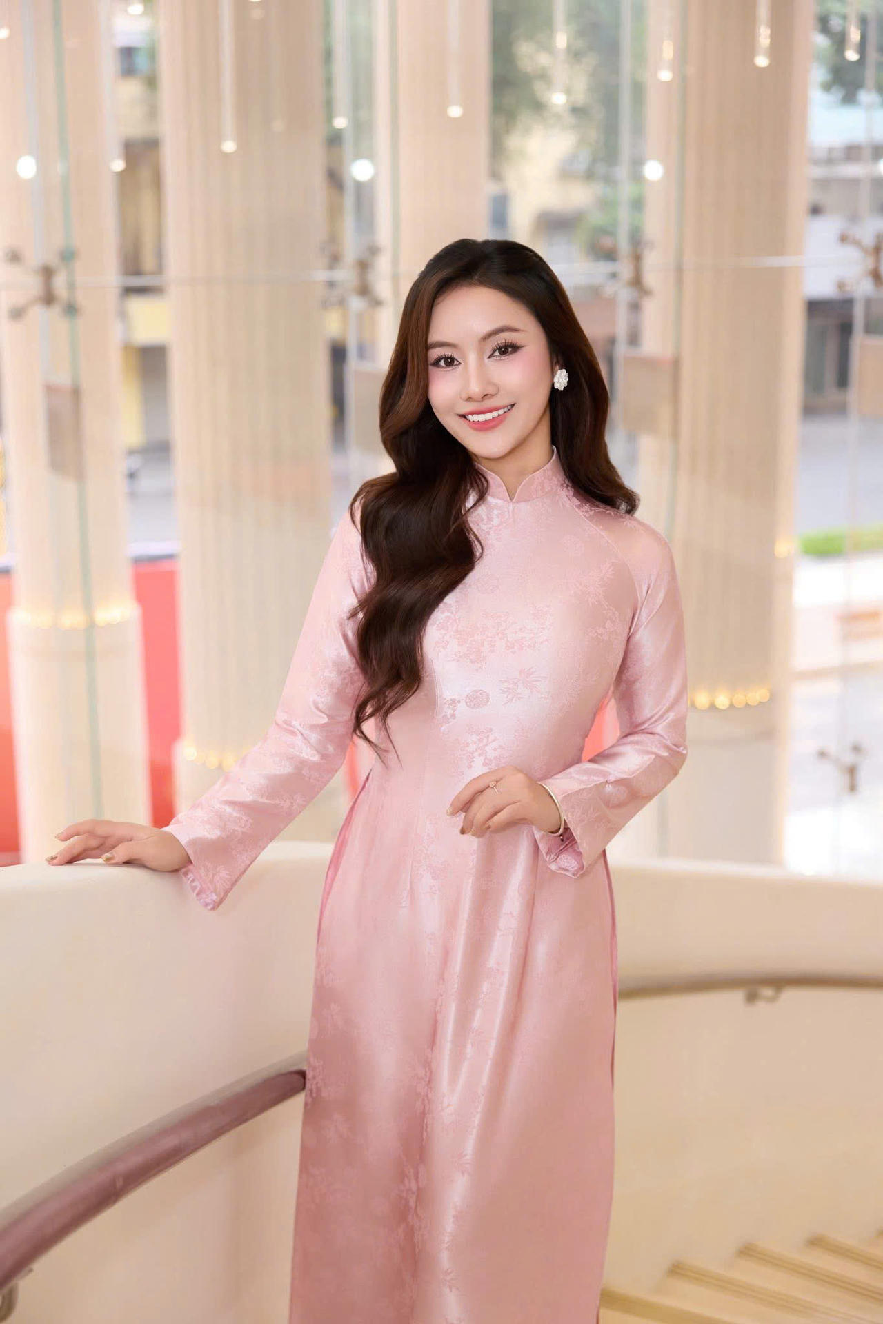 Giọng hát của Yên Hà nhẹ nhàng, tự nhiên như lời tâm tình của đứa con phương xa trở về&nbsp;dịp Tết Thanh minh. (Ảnh: V.Hà)