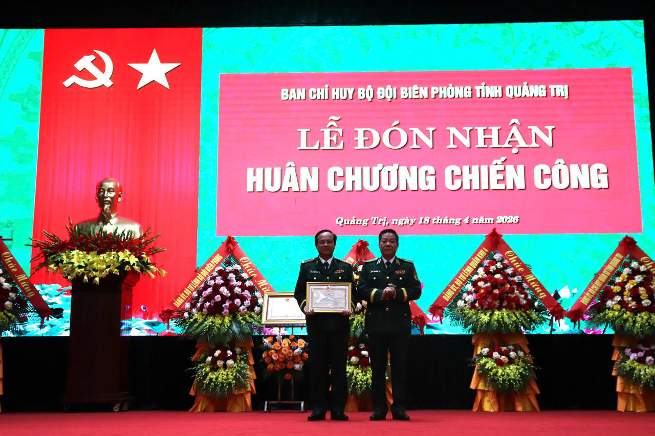 Trao Bằng khen của Bộ Quốc phòng cho 01 cá nhân.