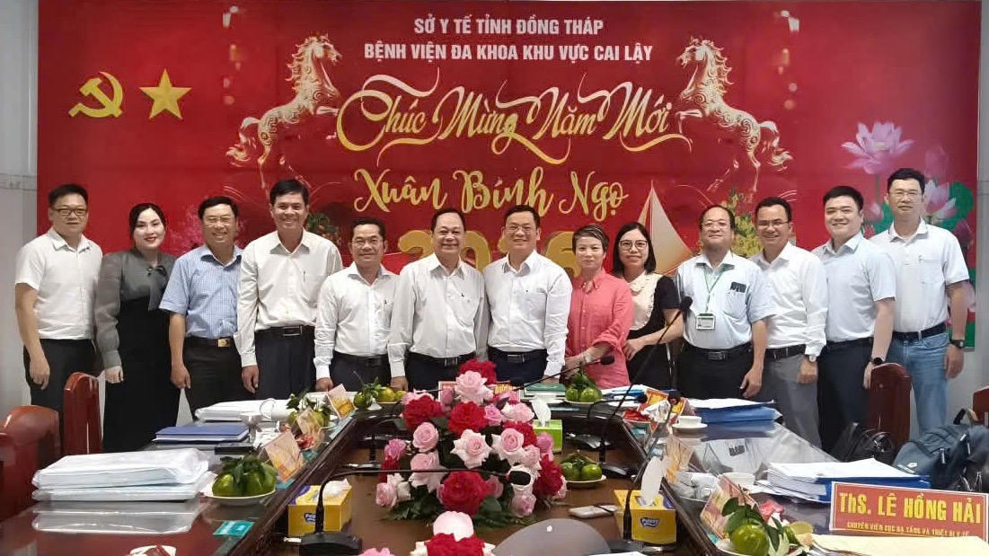 Đoàn chụp ảnh lưu niệm cùng bệnh viện ĐKKV Cai Lậy.