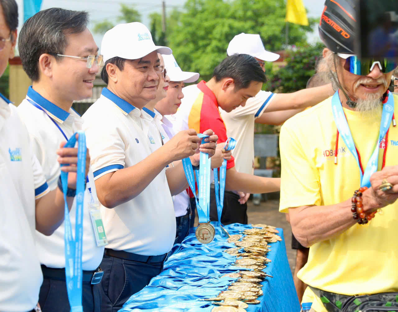 Ban tổ chức trao kỷ niệm chương cho các vận động viên tham gia "Ngày hội đạp xe vì hòa bình" năm 2026, ghi nhận tinh thần thể thao và lan tỏa thông điệp ý nghĩa của sự kiện.