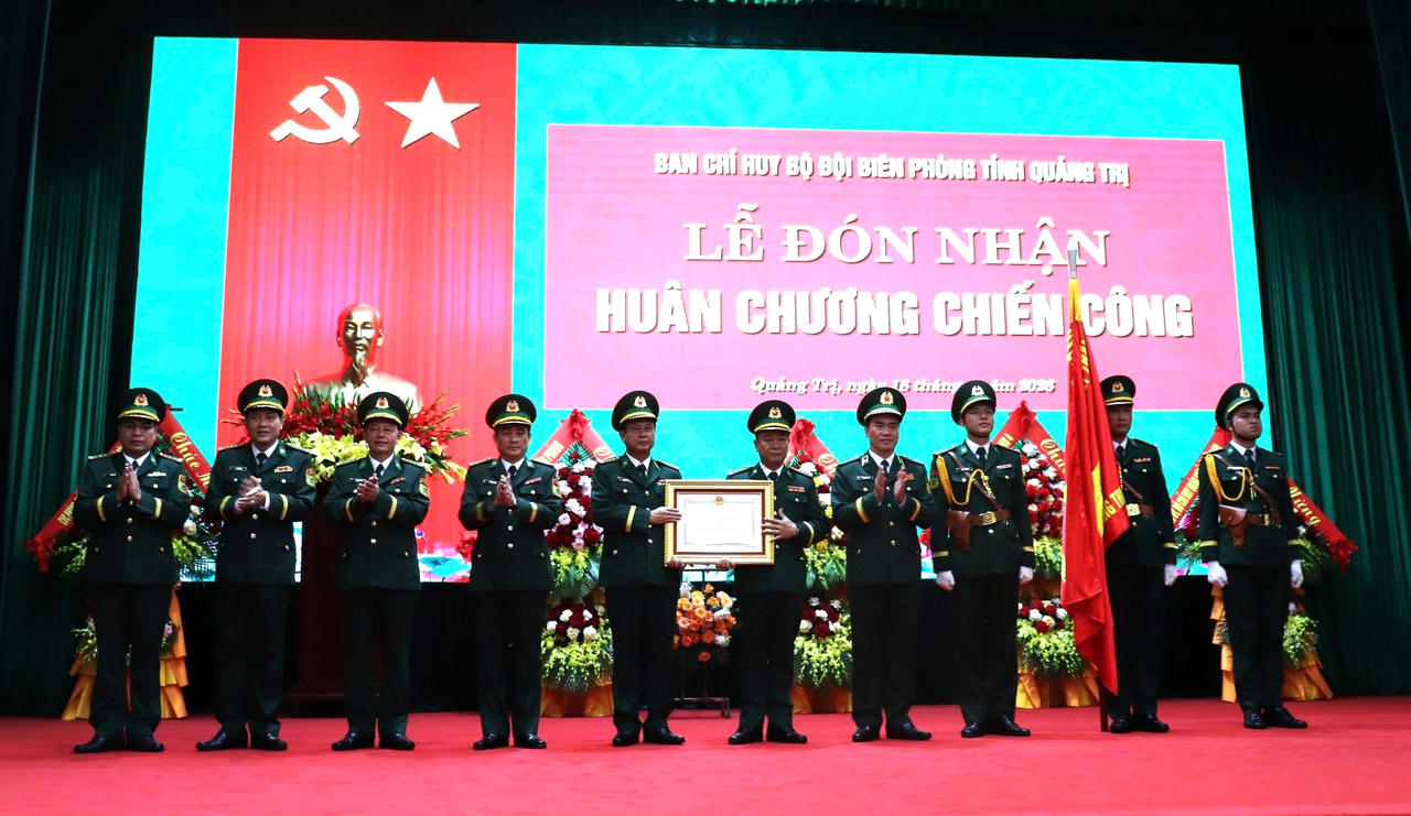 Thừa ủy quyền, Trung tướng Vũ Trung Kiên, Tư lệnh BĐBP trao Huân chương Chiến công cho các tập thể có thành tích xuất sắc của Ban Chỉ huy Bộ đội Biên phòng tỉnh Quảng Trị.