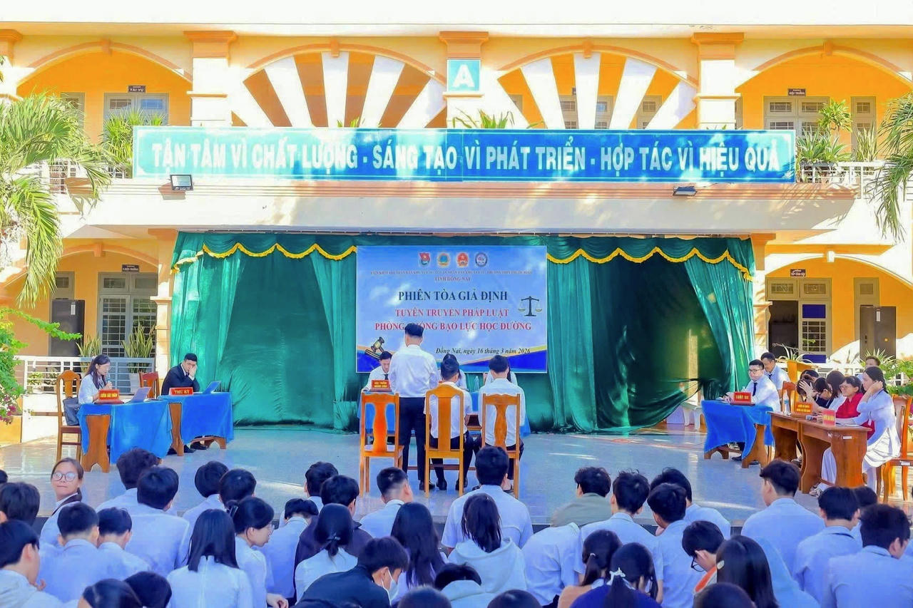 Phiên tòa giả định được xây dựng nội dung bám sát thực tế, phản ánh đúng tâm lý lứa tuổi học sinh, sinh viên.