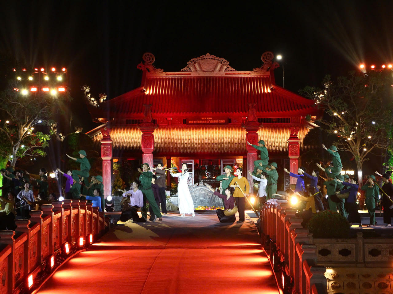 Tiết mục nghệ thuật tái hiện hào khí lịch sử tại chương trình “Bản hùng ca trên sông”.