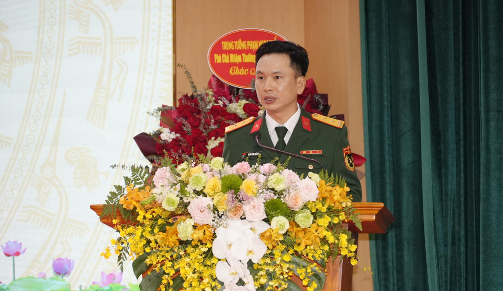 Lãnh đạo Công ty 91 đọc thư khen của Bộ trưởng Bộ Quốc phòng.