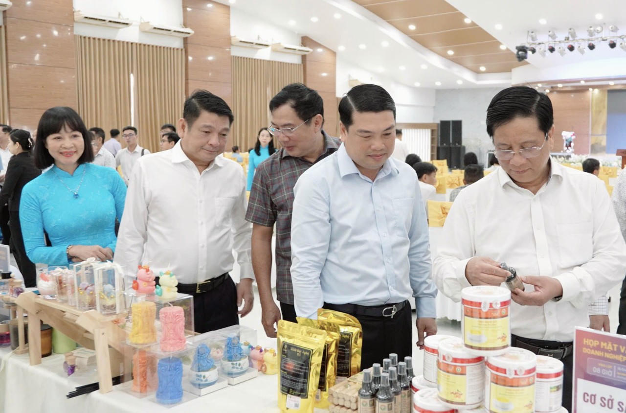 Các đại biểu tham quan gian hàng trưng bày.