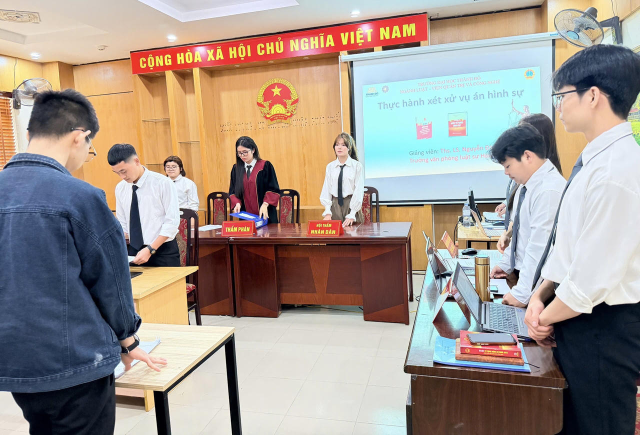 Sinh viên ngành Luật – Trường Đại học Thành Đô rèn luyện kỹ năng xử lý tình huống trong phiên tòa giả định