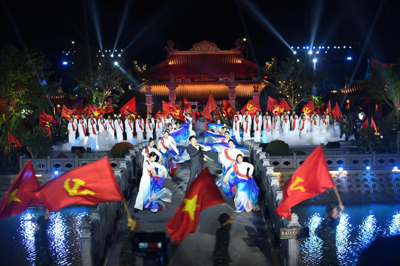 Chương trình nghệ thuật chính luận “Bản hùng ca trên sông” tái hiện hào khí lịch sử, rực sáng bên dòng Gianh - “tọa độ lửa” một thời kháng chiến.