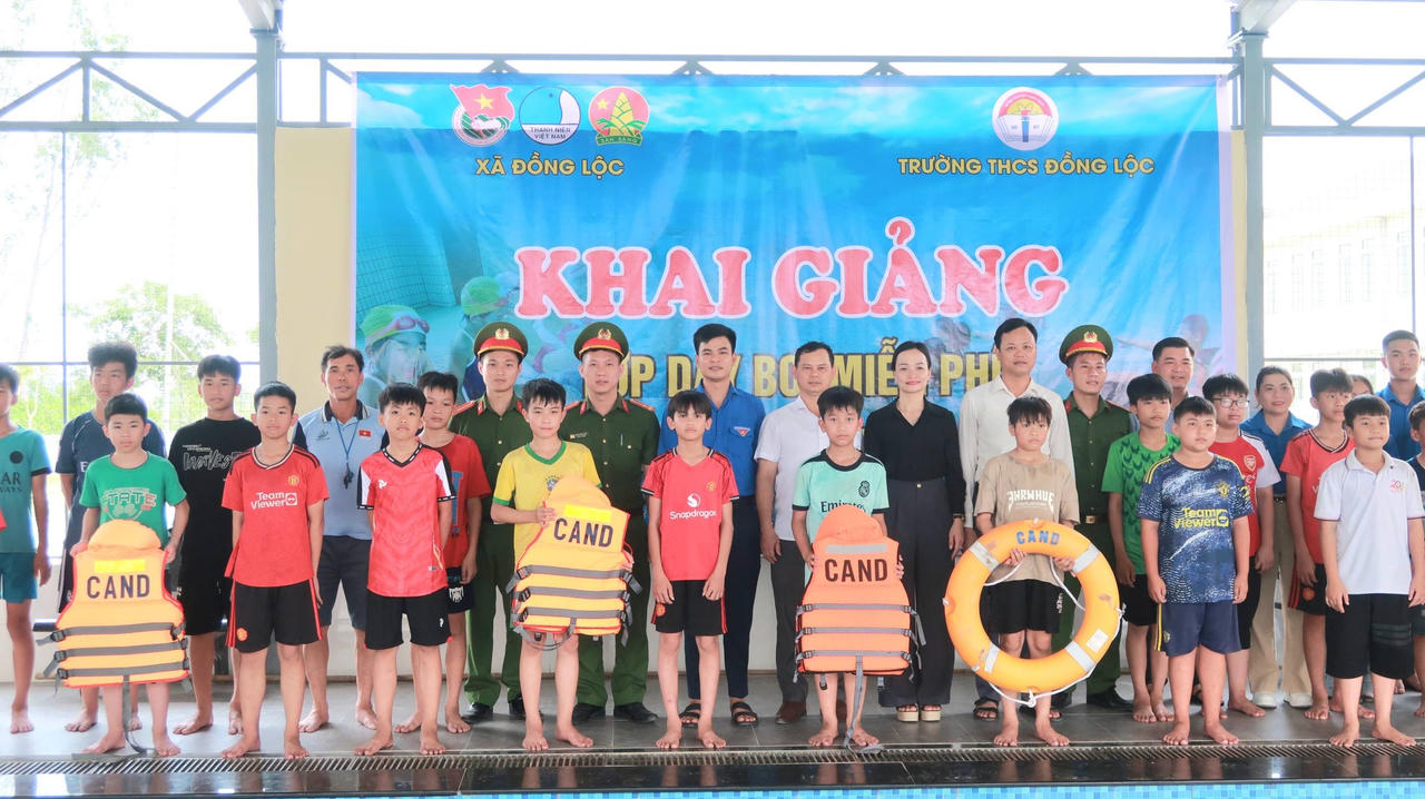 Đoàn TNCS Hồ Chí Minh xã Đồng Lộc phối hợp với Trường THCS Đồng Lộc, Trường THCS Mỹ Lộc và Chi đoàn Công an xã tổ chức khai giảng lớp dạy bơi miễn phí dành cho học sinh có hoàn cảnh khó khăn.