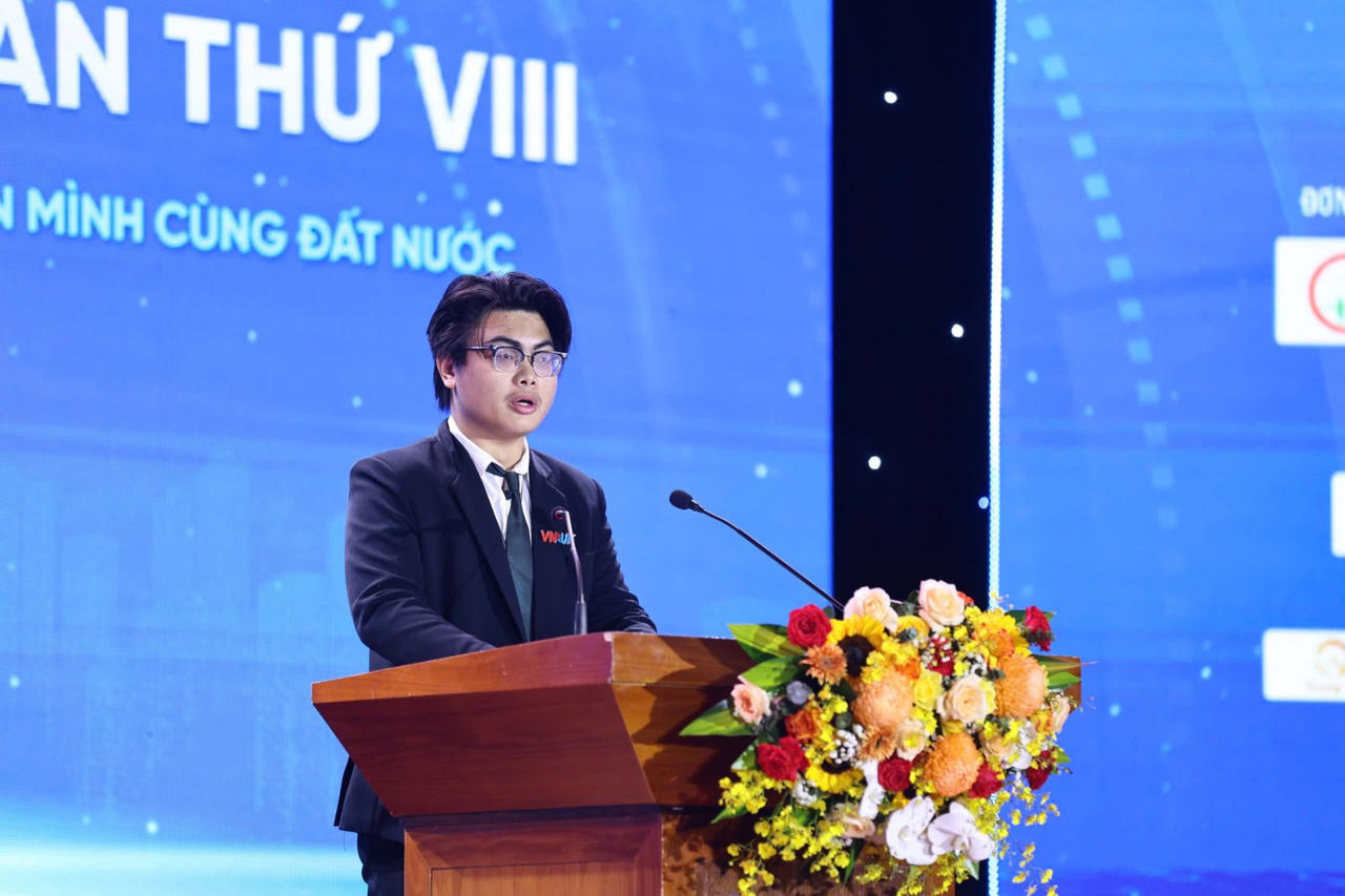 Em Trần Nhân Kiệt, sinh viên Viện Nghiên cứu và Đào tạo Việt - Anh, Đại học Đà Nẵng, đồng thời là CEO & Founder của BINKS JSC, chia sẻ tại buổi lễ.