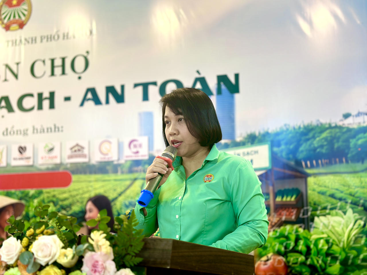 Bà Lưu Thị Thu, Ủy viên Ban Thường vụ Hội Nông dân Thành phố Hà Nội, Phó Giám đốc Trung tâm Hỗ trợ nông dân phát biểu tại chương trình.