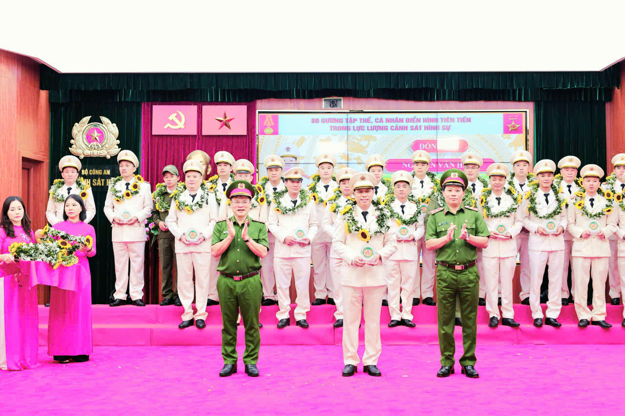 Thượng tá Nguyễn Văn Hiển - Phó Trưởng phòng Phòng PC02, Công an Hải Phòng vinh dự nhận Kỷ niệm chương tại Lễ tuyên dương.