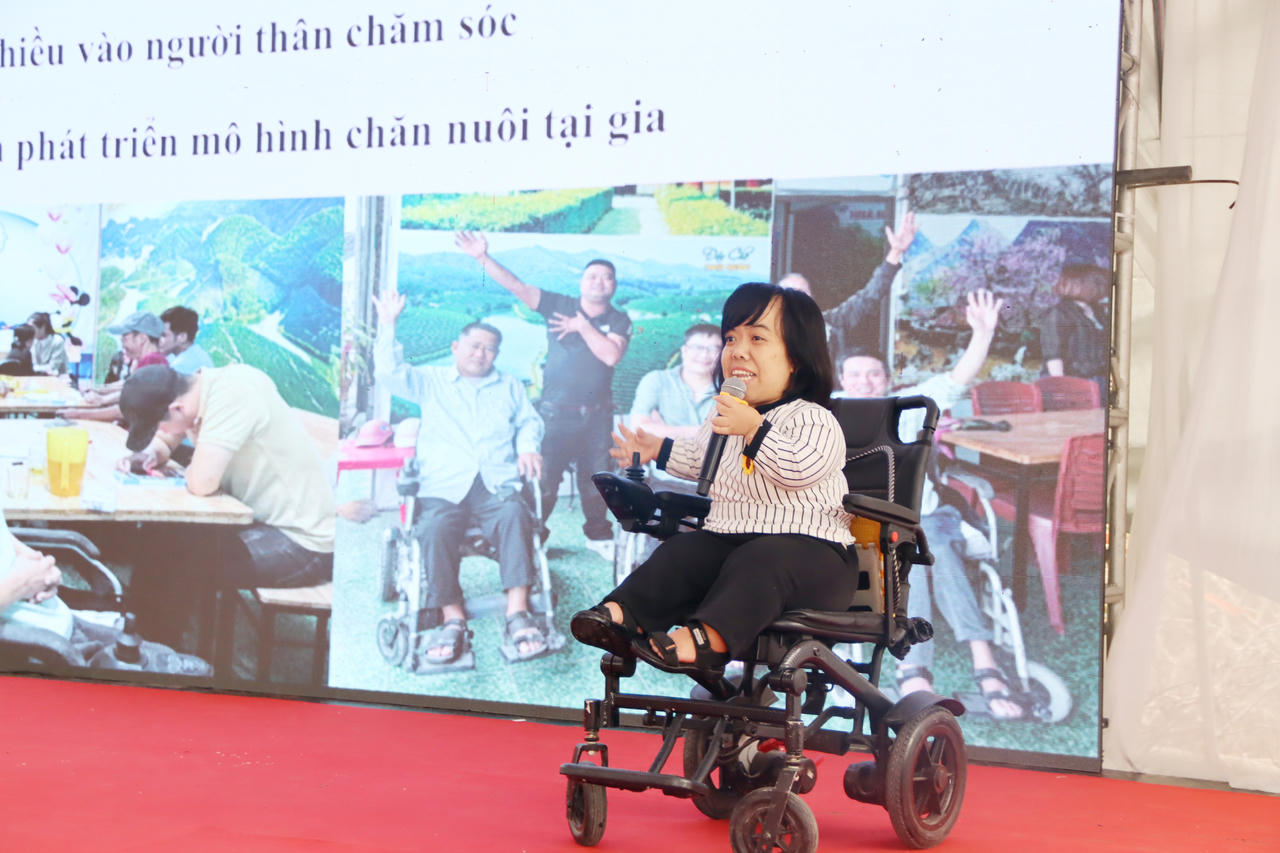 Chị Kim Oanh chia sẻ mô hình sinh kế hiệu quả của mình với sự đồng hành của Hoàng Gia Phát Group.