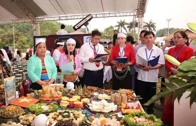 Phần thi giới thiệu mâm cỗ người Mường của phường Yên Sơn.